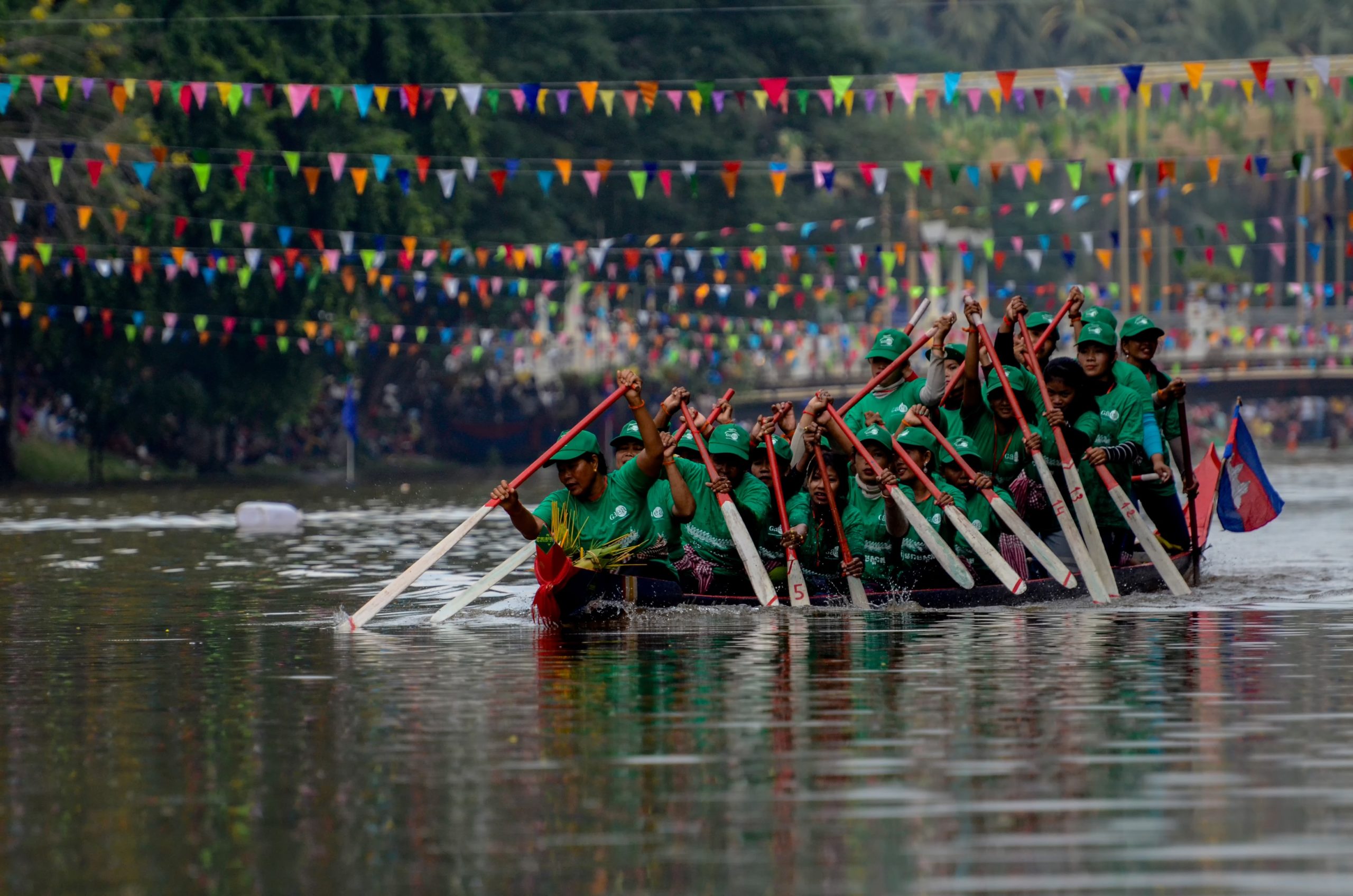 boat race on cambodia