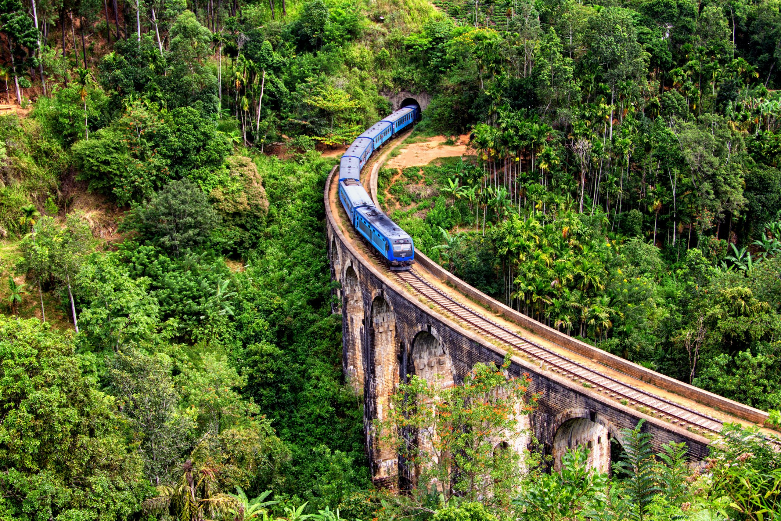 Best places to visit in Sri Lanka - Travelling by train in Sri Lanka from Kandy to Ella